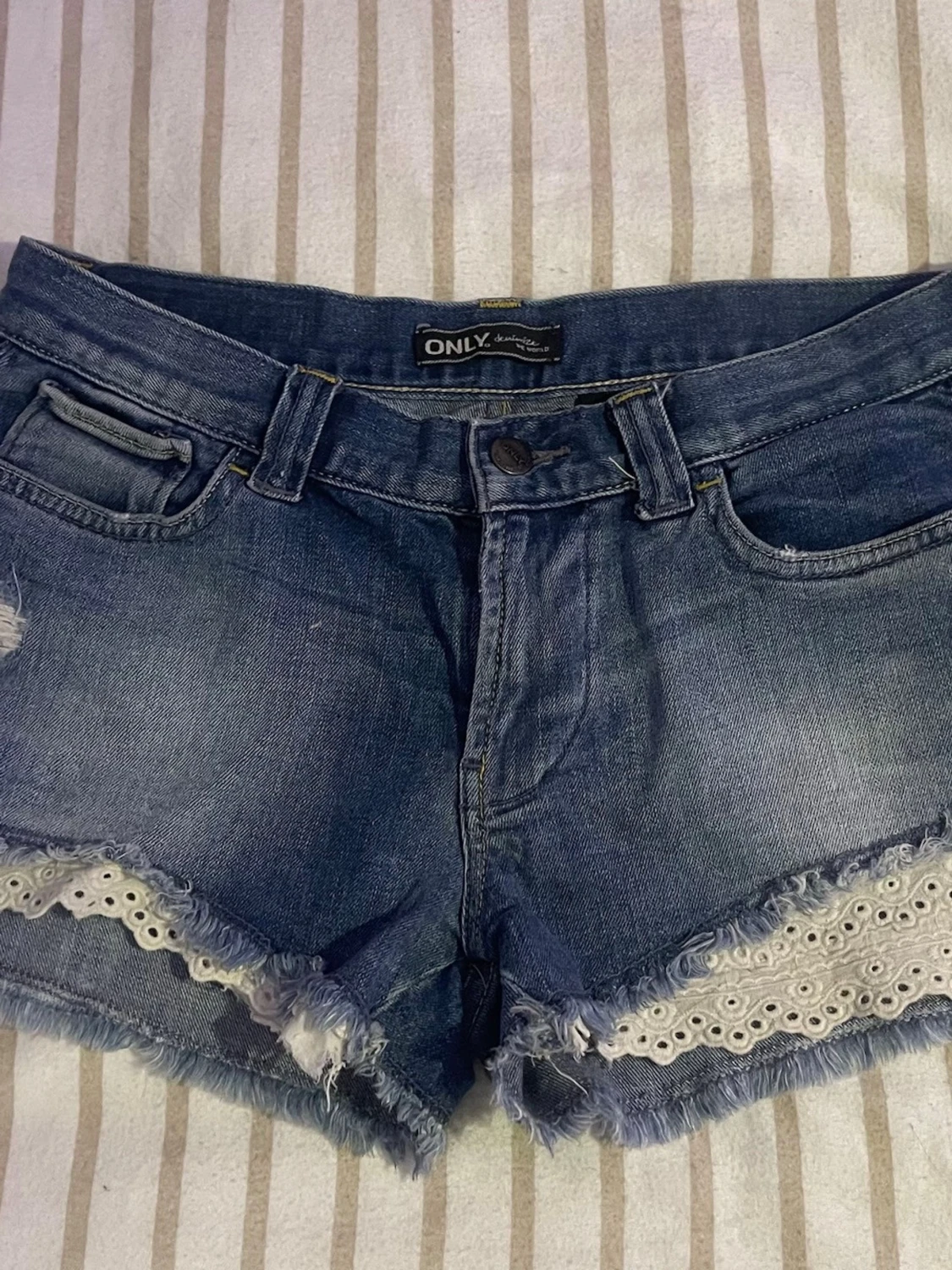 Blå jeansshorts med spets från ONLY - 1