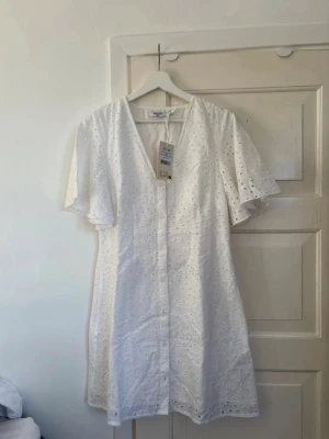 Studentklänning  - Säljer denna fina klänningen då den tyvärr var för liten för mig och missade att returnera i tid. Den är endast testad och har lapp och orginalförpackningen kvar! Perfekt till student eller liknande💕💕