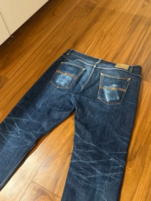 Nudie jeans steady Eddie 2 Selvedge dry jeans - Tjena! Nu finns dessa tvär feta Nudie jeans steady Eddie 2 kaihara Selvedge / selvage dry jeans, med denna tvär feta faden. Dem har fått en riktigt fin fade med fina honeycombs och whiskers. 36/32, ca 45/46 cm i midjan, 104 yttre ben längd. Ändå defekten är insidan av högrq fickan som fått en liten blowout. Men bör gå att få lagat gratis i en nudie butik. 