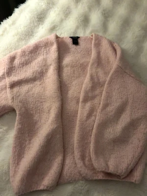 Ljusrosa kofta från Lindex - Super söt ljusrosa kofta från Lindex, lite nopprig där av priset, annars bra skick! Tre kvarts ärm super fin!🩷