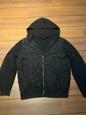 Massimo Dutti Cardigan  - En lite schystare  massimo dutti cardigan, är en storlek M men passar även S då de är lite mindre i storlekarna. Riktigt snygg och perfekt nu inför våren. 