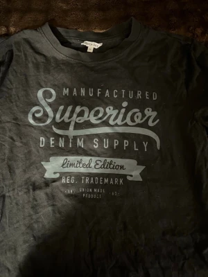 T-shirt  - En lite oversise tröja till killar men tjejer kan med ha , vet ej vart den är ifrån 