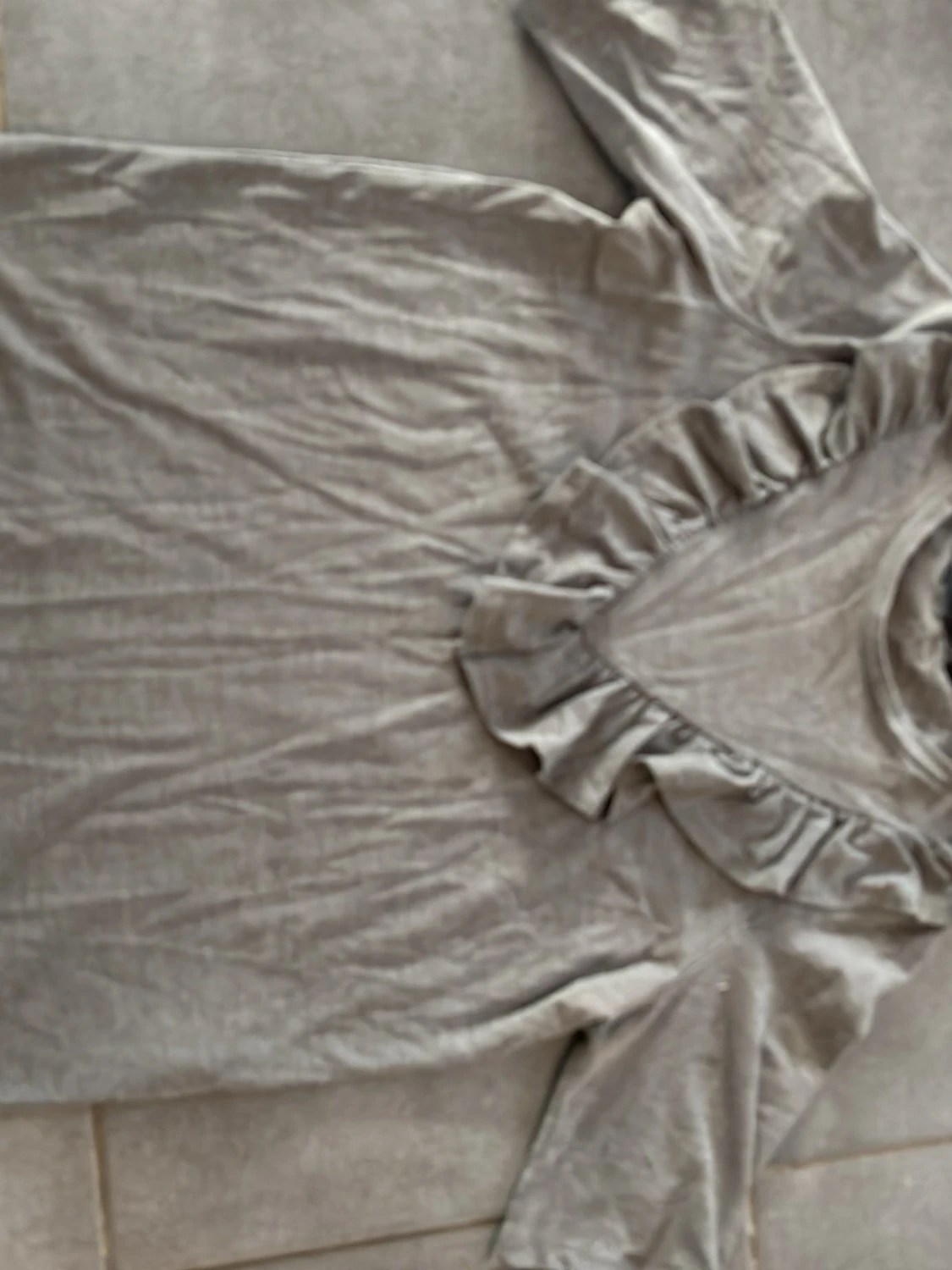 Grå t-shirt med volangdetalj