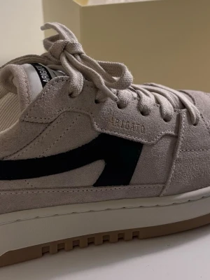 Nyköpta Axel Arigato Dice-A Sneaker - Nyköpta Axel Arigato Dice-A Sneaker Material: mocka Färg: beige/mörkblå Strl: 40