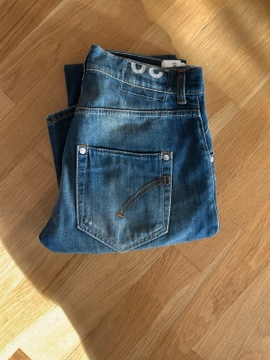 Dondup jeans  - Hejjjj och välkomna till Liljestrands nu säljer vi ett par riktigt snygga dondup jeans i modellen Sammy rätt så använda slitningar från fabrik och sköna fades ny pris 3000kr vårt pris endast 500kr kom med frågor MVH LILJESTRAND