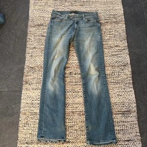 Blå bootcut jeans från Crocker - Blå jeans från Crocker med bootcut . Väldigt mjukt material och är midwaist. Är lite slitna vid fötterna. Står ingen storlek så här kommer måtten❣️ midja: 38   höft: 42/43   innerben: 80