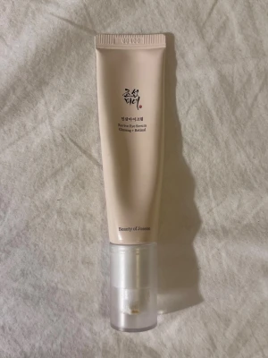 Beauty of Joseon Revive Eye Serum - Revive Eye Serum från Beauty of Joseon med ginseng och retinol. Tuben är beige med svart text och har en genomskinlig pump. Perfekt för dig som vill boosta huden runt ögonen med koreansk hudvård.