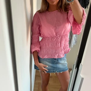 Rosa blus🩷🩷 - Säljer denna Såå snygga blus med smock som är helt slutsåld nypris är 600🩷🩷den är lite skrynklig på bilden men kan självklart stryka innan jag skickar