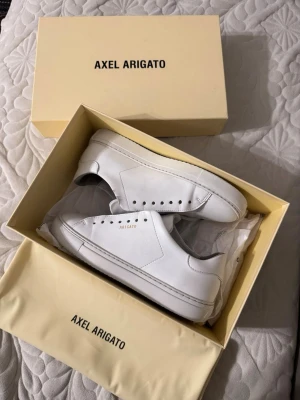 Axel Arigato CLEAN 90 vegan leather size 36 - Säljer mina arigato Clean 90 i vegan leather som är i storlek 36. Skick se fotona :) priset är pga foto nr 4. Men annars är de i ett bra skick till att ha på sig såklart. Dustbag och lådan medföljs. Skorna är köpta för 1600kr. Köparen står för frakten 🌸