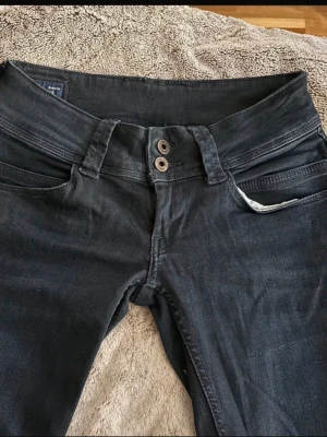 Lågmidjade pepe jeans - Jeans från pepe. Oanvända i storlek 27x34. Har inga bilder på då dem är för små för mig. Midjemått är 36 cm och innerbenslängd är 84 cm. Skriv för andra mått såsom höfter, lårbredd osv