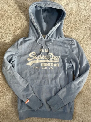 Vintage 2000s Superdry Hoodie (sällsynt) - Säljer nu denna sjukt snygga vintage 2000s SuperDry hoodie😊 Säljs ej längre i butik och är därav mycket eftertraktad! Passar perfekt i allt och skicket är mycket fint🤩 Skriv vid funderingar 🤝📲