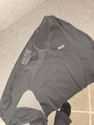 Svart tröja från BOSS - En tunnare tröja från Hugo boss i fint skick, storlek S 