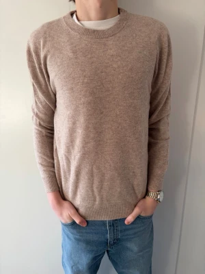 100% Merinoull Stickad Tröja - Bengtson’s Merino | Helt Ny | Sand | 100% Merinoull | Storlek S | Modellen är 178 |