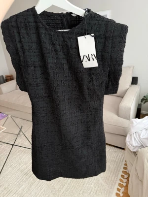 Klänning Zara - Helt ny med lappar. Den har axelvaddar. Kollade inte igenom den helt när jag fick hem den så den hade lite trådar som var lösa samt en liten öppning nedtill där dragkedjan på baksidan börjar. Men åtgärder som går att fixa 🌸