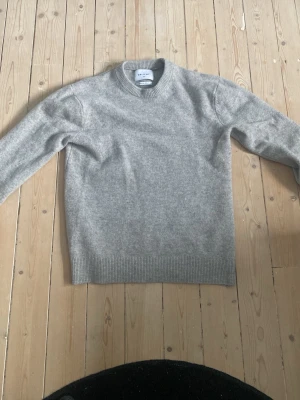 Grå stickad tröja  - Riktigt schysst grå stickad tröja i merino ull. Inga tecken på användning den är helt nopp fri och har inga håll eller liknande. Skulle säga att den passar någon mellan 165-170 så det är en stor xs. Skriv för exakta mått. Möjligt att diskutera pris vid snabb affär