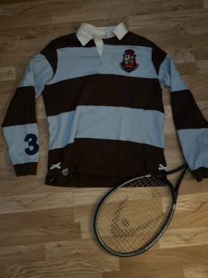Hackett London skjorta  - Säljer detta Hackett London rugby tröja för endast 313kr!! Perfekt för dig som gillar något unikt  Skick 10/10, bara använt en gång. Hör av vid minsta fundering✌️ Pris kan diskuteras🤝 Mått längd: 67cm axelbredd: 46cm 