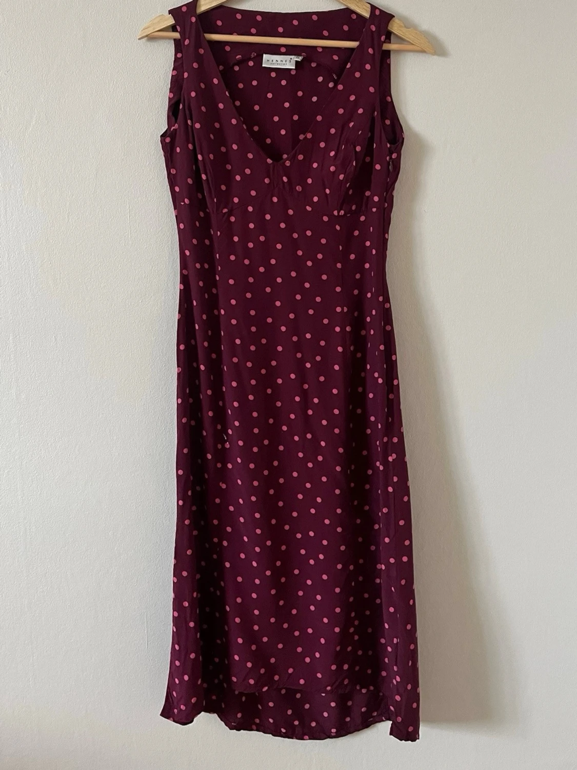 Vinröd prickig klänning från NA-KD - 1