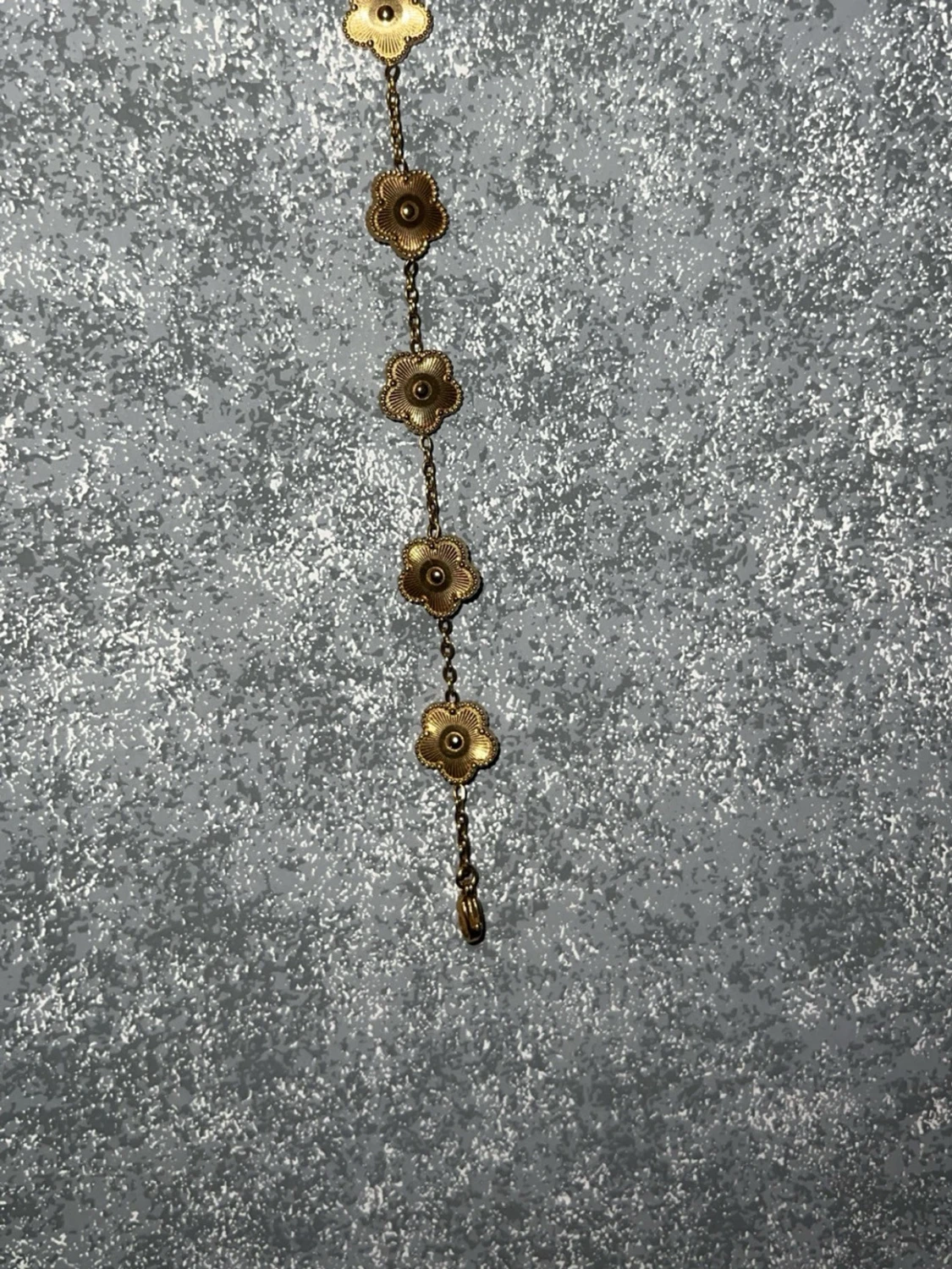 Guldfärgat armband med blommor - 1