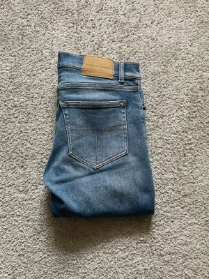 Blå skinny jeans från Tiger of Sweden - Tjeneritz!! Säljer dessa feta tiger of Sweden jeans. Riktigt fint skick, knappt använda. Storlek är 31/32 i modellen ”Evolve”. Skriv gärna vid frågor eller funderingar😊