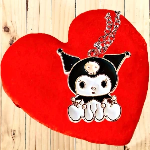 Sött halsband med Kuromi-motiv! - Sött halsband med Kuromi-motiv. Höjd: 3 cm. Kedja: 60 cm. Oanvänt. 