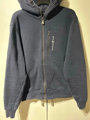 Sail Racing - Säljer min Sail Racing Zip up som är i gott skick 8/10✅Priset kan diskuteras vid snabb affär✅Hör av er vid minsta fråga eller fundering🤗