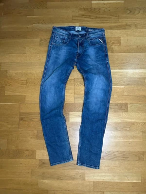 Replay anbass jeans - Mycket fint skick | Size 31/32 | fraktar inom 24 timmar | för att köpa klicka ”köp nu” | vid frågor eller funderingar skriv en meddelande | följare får bättre rabatter🙌