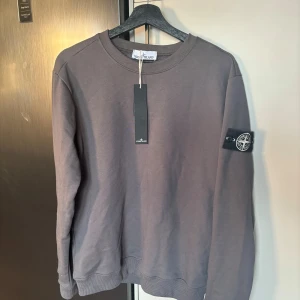 Stone Island Sweatshirt/tröja (Svart-vit badge) - Oanvänd ( bara testad ) Stone island tröja i grå med en unik svart-vit badge (sällsynt) nypris ligger i dagsläge på  - 3000kr. Först till kvarn! Tagg är kvar. (skriv för att komma överens med pris)