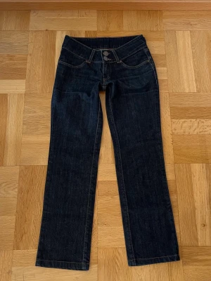 Lågmidjade mörkblå jeans från Damyller - Säljer dessa jättesnygga jeans som jag har köpt i Brasilien 🙌🏼🙌🏼De är i jättefint skick och ser helt oanvända ut! Tyvärr är de försmå för mig så säljer de här 💕💕Innerbenslängden är 70cm midjemåttet 35cm och lårbredden 23cm