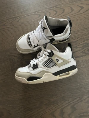 Jordan 4 - Finns tecken på användning men fortfarande fina! Storlek 37,5