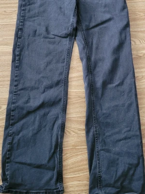 Svarta raka jeans från NA-KD - Säljer ett par svarta jeans från NA-KD i rak modell. Jeansen har klassisk femficksdesign, dragkedjegylf och är tillverkade i ett mjukt denimtyg. Perfekta för dig som gillar en avslappnad och stilren look.