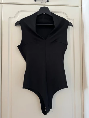 H&M body - Superfin v-ringad body🎀