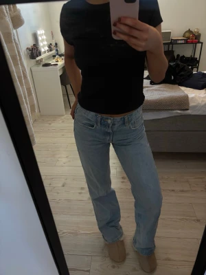 Zara jeans - As snygga mid-rise jeans från Zara. Tyvärr aldrig kommit till användning då jag har 100 liknande.🎀