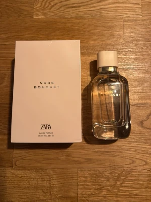 Zara Nude Bouquet Eau de Parfum - Zara Nude Bouquet Eau de Parfum. Doften beskrivs som en vit blommig bukett med fräsch bergamott och krämig sandelträ. Endast testad en gång. Nypris 259kr, mitt pris 150kr