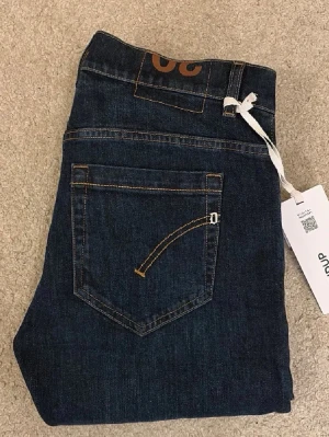 Donup jeans George - Säljer dessa mörklblåa dondup jeans i modellen George. De är som nya då de endast har används 2-3 ggr. De är i storlek W30 och kostar ~3300kr retail men säljer nu dessa för endast 699kr. Hör av er vid frågor eller bud.