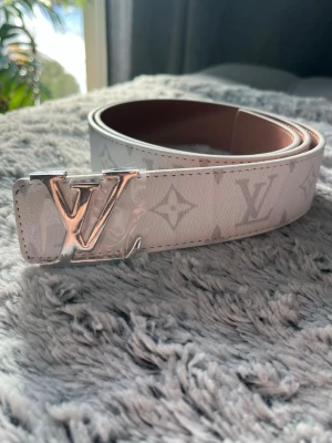 L V BÄLTE - Tjena säljer en hög kvalitet bälte som passar när som helst. Bältet är oanvänt och storlek ligger på 115cm.