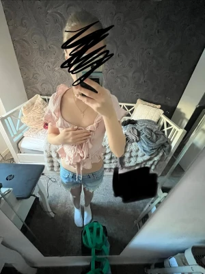 Ljusrosa volangblus med knyt - Söt ljusrosa topp med volanger och knyt framtill. Croppad modell med korta ärmar och djup urringning. Perfekt för sommaren och ger en romantisk vibe. Tunn och luftig, passar till både jeans och kjol. (Kan visa bättre bilder heheh)