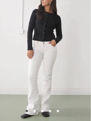 Vita bootcut jeans från weekday - Säljer ett par vita bootcut jeans från & Chep monday. Storlek 25/32 och för små för mig men fin kvalité. Köpta från Plick men verkar ganska nya. Skriv för frågor. 
