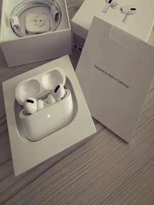 Apple AirPods Pro trådlösa hörlurar - Säljer ett par vita Apple AirPods Pro med laddningsetui. De är trådlösa in-ear-hörlurar med stilren design och silikonproppar för bra passform. Kommer i originalförpackning med laddningskabel och tillbehör. Perfekta för musik, samtal och träning.