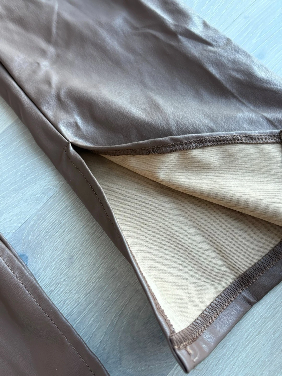 Bruna skinnbyxor med slits, storlek M - 1