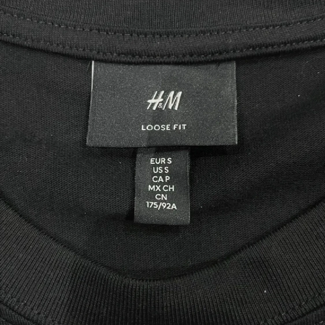 Svart t-shirt med tryck - 2