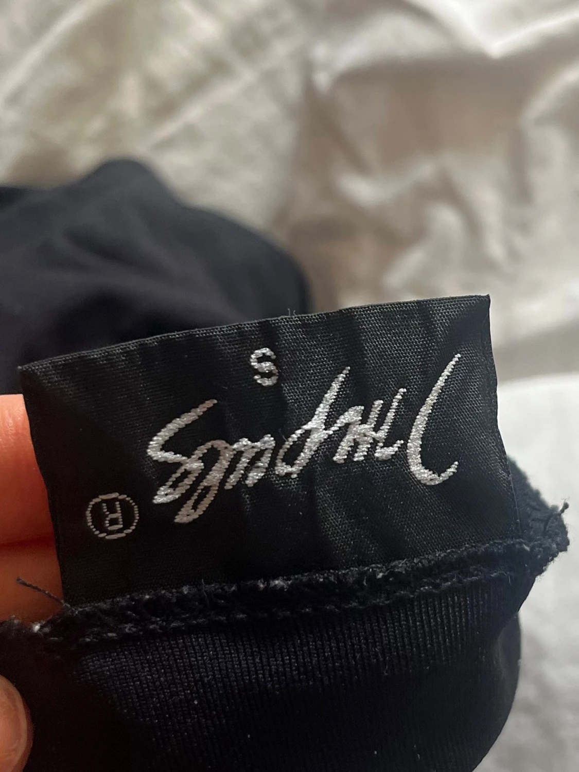 Svart klänning med v-ringning - 2