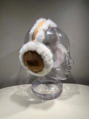 UGG Earmuffs - Helt nya & Oanvända ✔️, Onesize ✔️, Perfekta när de är kallt ❄️, Skickas inom 1 dag 🚀, kontakta gärna för mer info 😊