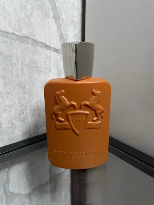 Parfums De Marly althair 125ml - Säljer denna Parfyms de Marly Althair 125ml. Den är helt full har andvänts ca 5 sprays! OBS! locket stängs inte så bra men allt annat funkar perfekt!