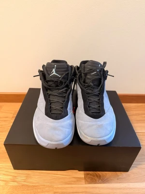 Basketskor - Air Jordan 40 - Säljer ett par Air Jordan 40 basketskor! Den senaste modellen av Michael Jordans signatursko linje! Dessa är extremt bekväma och har endast använt dessa ett fåtal gånger, säljer dem för de är för stora för mig! Storlek 47,5. Köpte dessa för 2299 på sneakernstuff Stockholm! Säljer nu för 1600kr. Pris kan diskuteras, skriv vid funderingar!:)