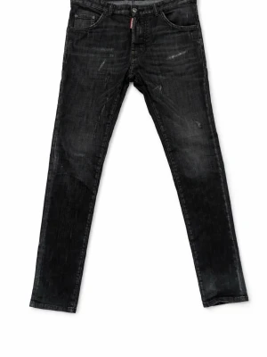 Svarta jeans från Dsquared2, 16Y - Snygga svarta jeans från Dsquared2 i storlek 16Y. Jeansen har en slim passform med raka ben och coola slitningar för en trendig look. Klassisk femficksmodell med knapp och dragkedja framtill. Materialet är jeans med en mörk tvätt. Pris kan diskuteras!! äkta byxor !!!