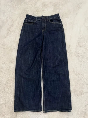 Mörkblå baggy jeans - Köpta för 599. 