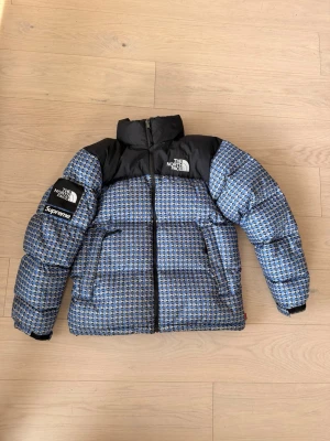 Supreme x The North Face dunjacka - Storlek: M (passar både tjej och kille) Jackan är i mycket bra skick Kvitto finns! 