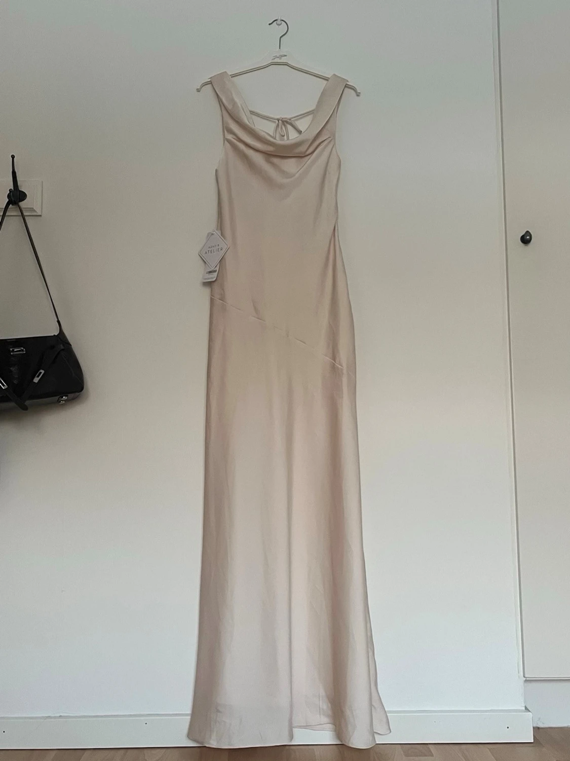 Lång champagnefärgad klänning - 2