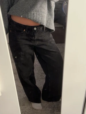 Svarta loose fit jeans - Säljer ett par svarta jeans med loose fit och låg midja från weekday modellen ample i storleken W24 L30