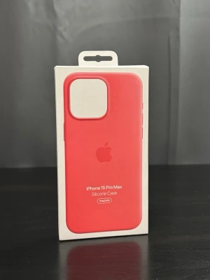 Apple silikonskal magsafe - Apple silikonskal i färgen Guava, har en liten fläck (sista bild) men är svår att se, annars är den som ny!